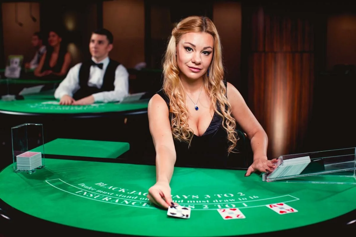 Ruang permainan kasino live dengan tampilan meja dan dealer